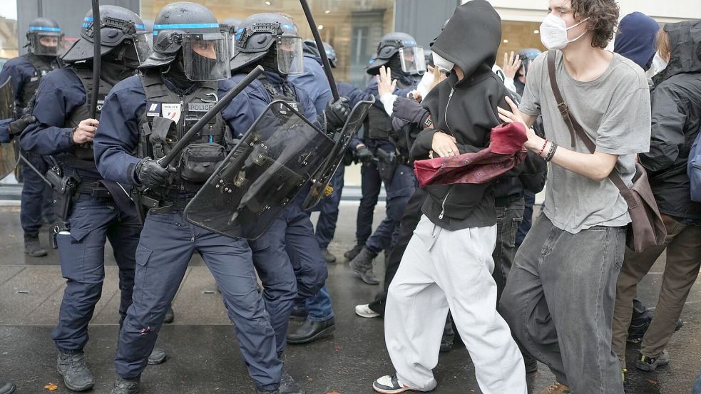 Vor der Pariser Elitehochschule Sciences Po gerieten Studenten und Polizisten aneinander. Foto: Thibault Camus/AP/dpa