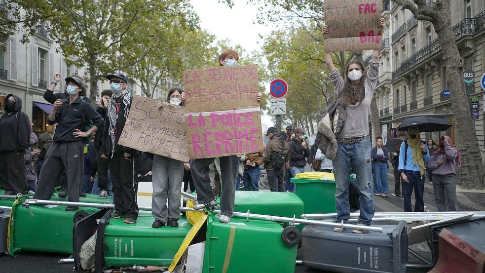 Mitten in Paris errichteten protestierende Studenten Barrikaden. Foto: Thibault Camus/AP/dpa