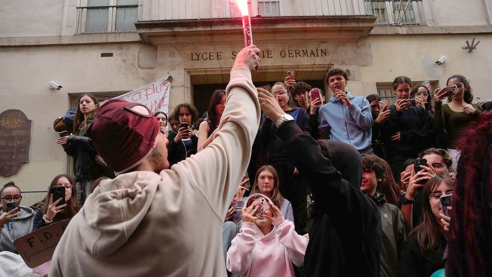 Die Blockade- und Protestaktionen an Frankreichs Schulen dauern an. Foto: Teresa Suarez/AP/dpa
