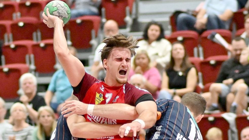 Zeigte zuletzt eine starke Leistung: OHV-Rückraumspieler Luke Stricker erzielte gegen die HSG Varel elf Tore. Unser Foto zeigt eine Szene aus dem letzten Heimspiel gegen den TSV Anderten, in dem der Auricher sechs Tore erzielte. Foto: Jens Doden (Blomberg)