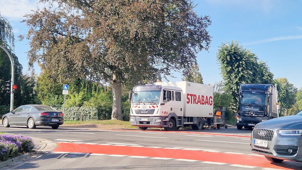 Die Firma Strabag baut die letzten Baken und Verkehrsschilder ab. Foto: Tatjana Gettkowski