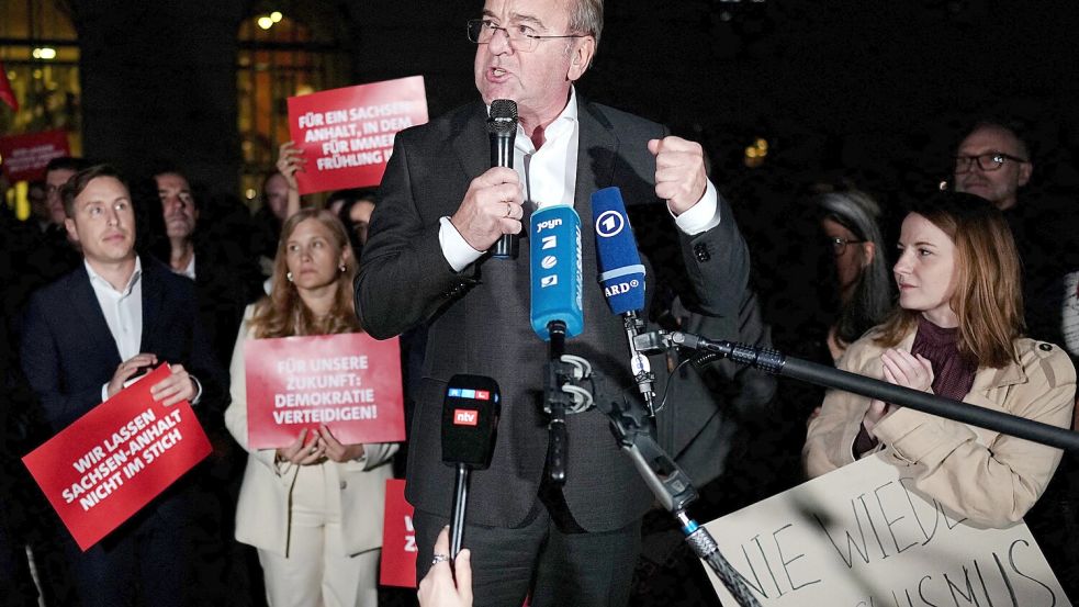 Boris Pistorius (SPD), Verteidigungsminister aus Osnabrück, stimmte am Dienstagabend die Nationalhymne während einer Protestveranstaltung auf dem Bebelplatz an. Anlass war ein spiontaner Protest der SPD gegen die Wahl des AfD-Abgeordneten Tobias Rausch zum Landtagspräsidenten von Sachsen-Anhalt. Foto: Kay Nietfeld/dpa