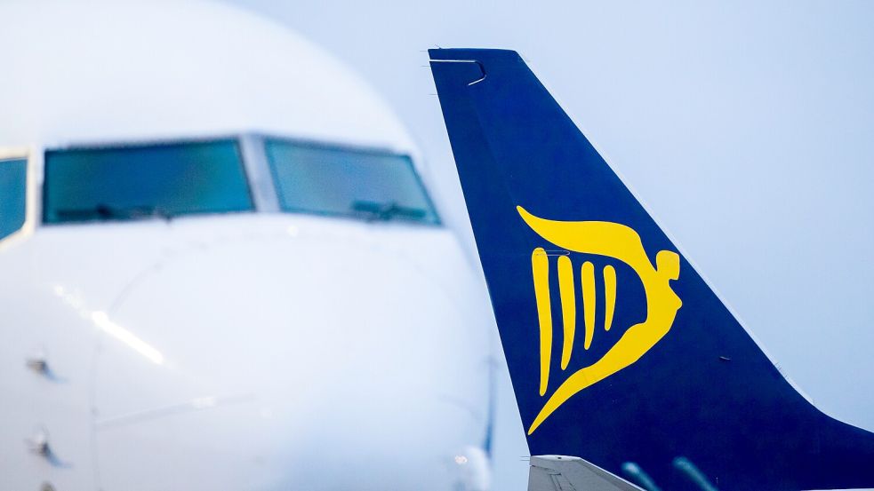 Flugzeuge der irischen Airline Ryanair stehen auf dem Vorfeld eines Flughafens. (zu dpa: „Behörde: Triebwerksteile zerstörten Fenster auf Ryanair-Flug“) Foto: Marcel Kusch