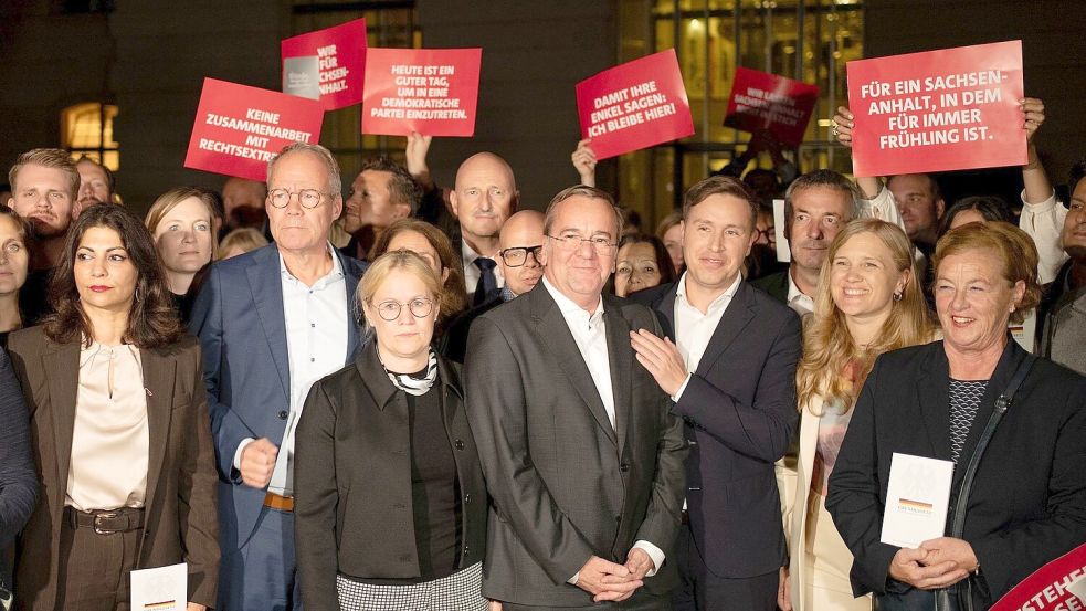 Verteidigungsminister Boris Pistorius (fünfter von rechts) hatte die SPD-Bundestagsfraktion zu einem Protestmarsch aufgerufen. Auch Johann Saathoff war dabei (dritter von rechts). Das sei „selbstverständlich!“, betont der Ostfriese. Foto: SPD-Bundestagsfraktion/Jonas Dallner