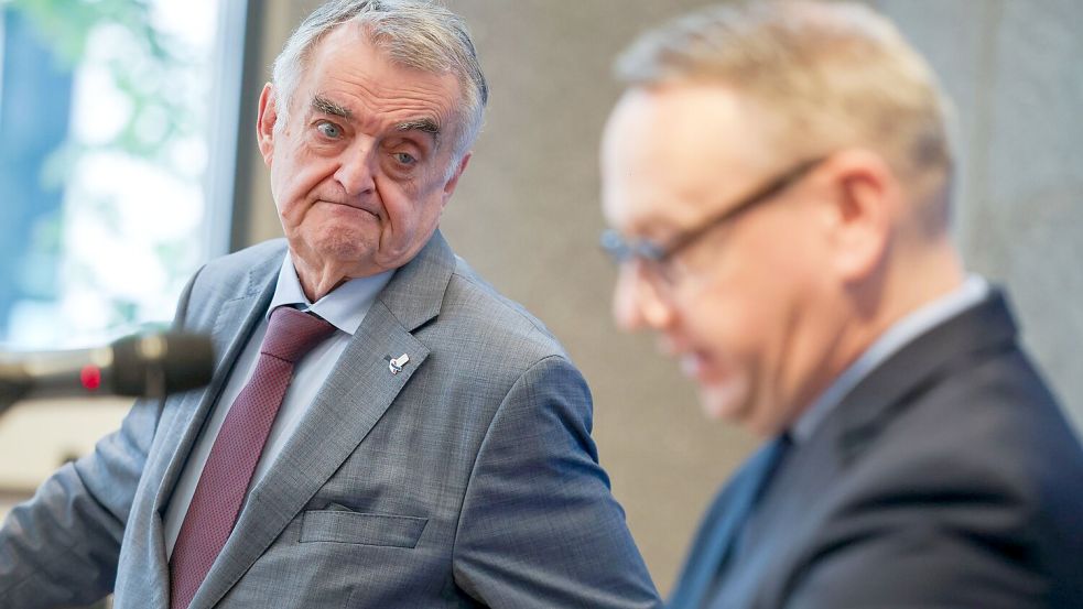 Innenminister Herbert Reul (links) rät betroffenen Unternehmen, Ransomware-Erpressungen zur Anzeige zu bringen. Foto: Christoph Reichwein/dpa