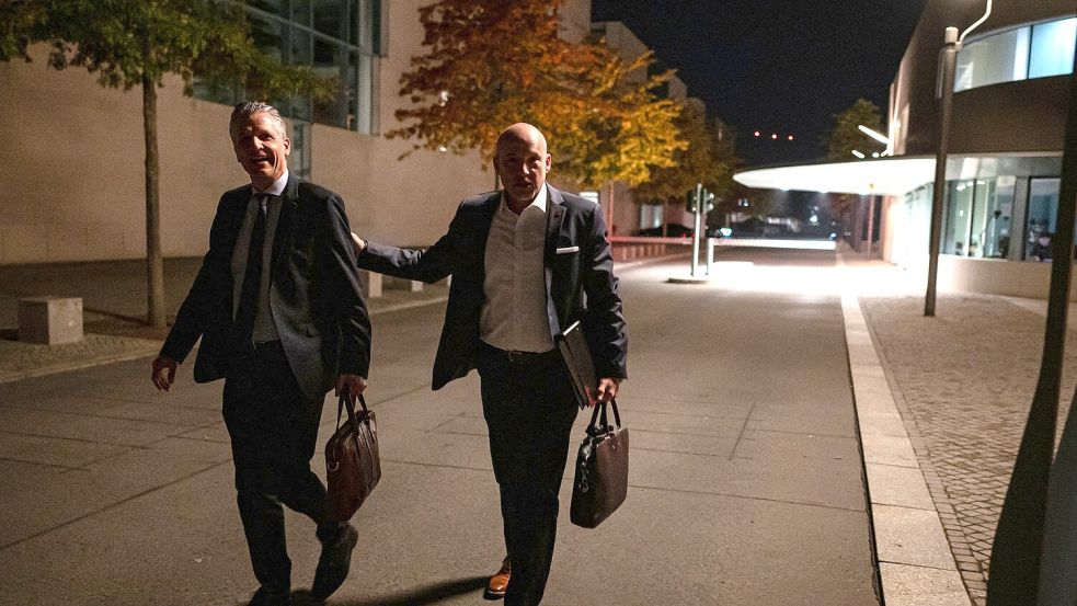 Die Spitzen der Unionsfraktion verlassen das Kanzleramt am Abend gemeinsam. Foto: Fabian Sommer/dpa