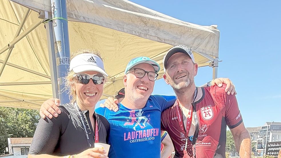 Karin Richter hat in Wilhelmshaven ihre erste Mitteldistanz absolviert. Im Ziel traf sie Clemens Köster (rechts), der dort eine olympische Distanz gemacht hat, und Dirk Hellmers. Foto: Privat