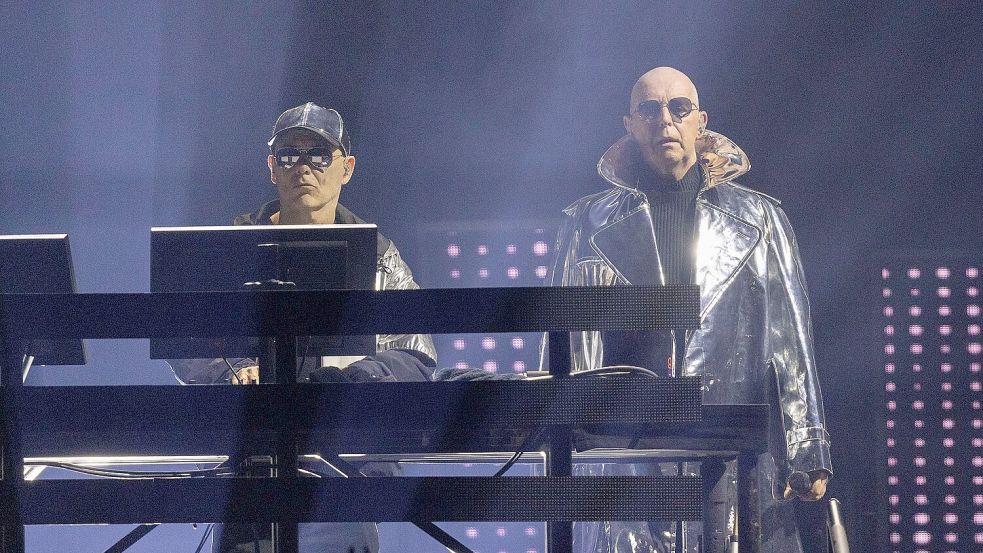 Neil Tennant (rechts) und Chris Lowe von den Pet Shop Boys bei einem Konzert 2023 in London. (Archivbild) Foto: Suzan Moore/PA Wire/dpa