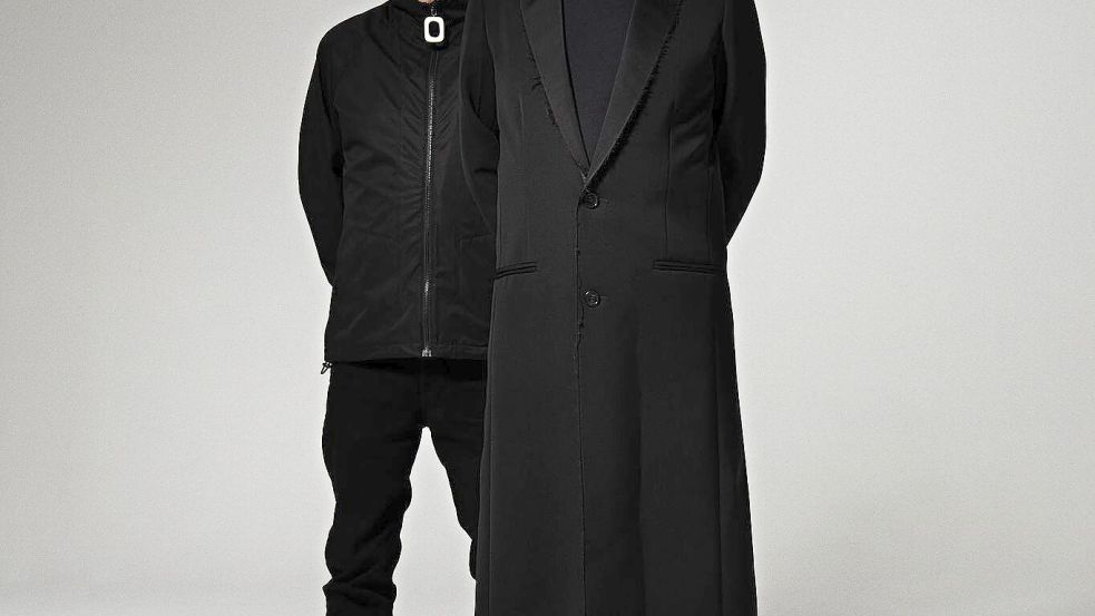 Das aktuelle Band-Foto der Pet Shop Boys. Die Pet Shop Boys veröffentlichen am 9. Oktober das Konzeptalbum „A Man From The Future“, das die Geschichte des Mathematikers Alan Turing erzählt. (Handout) Foto: Eva Pentel/Warner Music/dpa