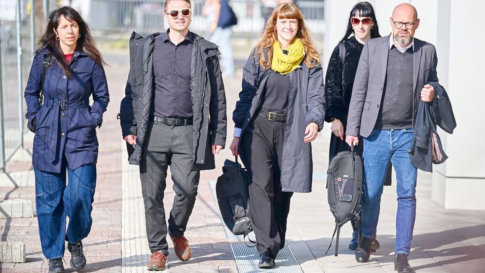 Berlins Linke-Fraktionschefin Elif Eralp (l) hat sich mit der Delegation ihrer Partei bereits dreimal Grünen und SPD getroffen, heute steht das nächste Gespräch an.  Foto: Sebastian Christoph Gollnow/dpa