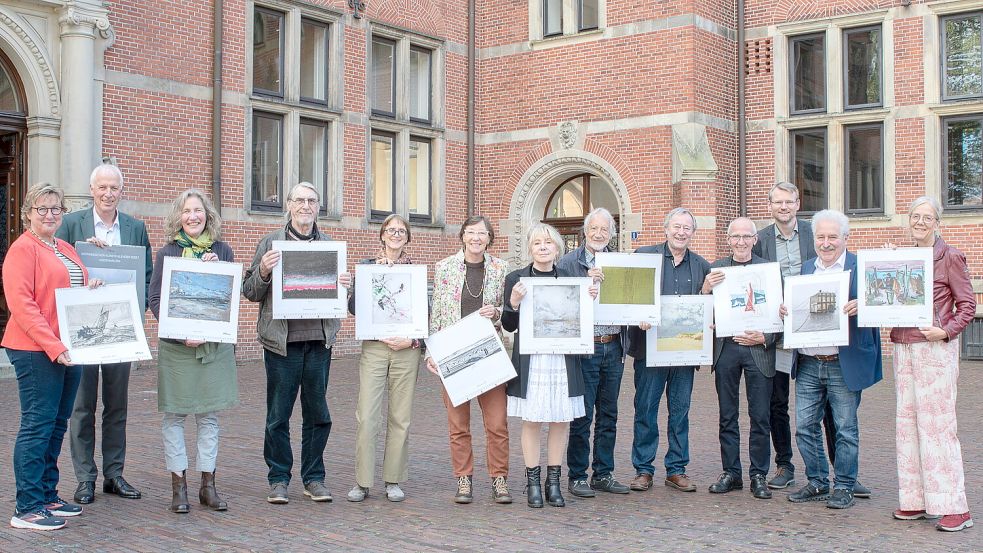 Stellten den neuen Kunstkalender vor (von links): Signe Foetzki und Thomas Weiss (Brandkasse), Katrin Schöß, Hartmut Bleß, Almuth Baumfalk, Ida Oelke, Renate Fäth, Alfred Kaufner, Herbert Müller, Ahlrich van Ohlen, Landschaftsdirektor Dr. Matthias Stenger, Landschaftspräsident Rico Mecklenburg und Dr. Annette Kanzenbach (Ostfriesisches Landesmuseum Emden). Foto: Landschaft