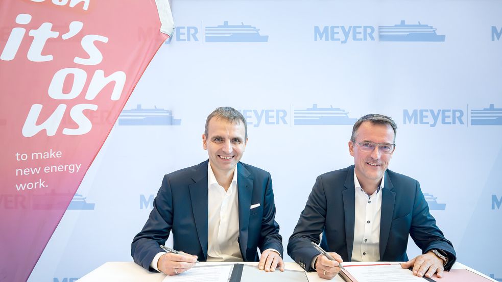 Unterzeichnet: Die Rahmenvereinbarung besiegelten Dermot Fleischmann (links) und Jörg Heidelberg. Foto: Meyer Werft