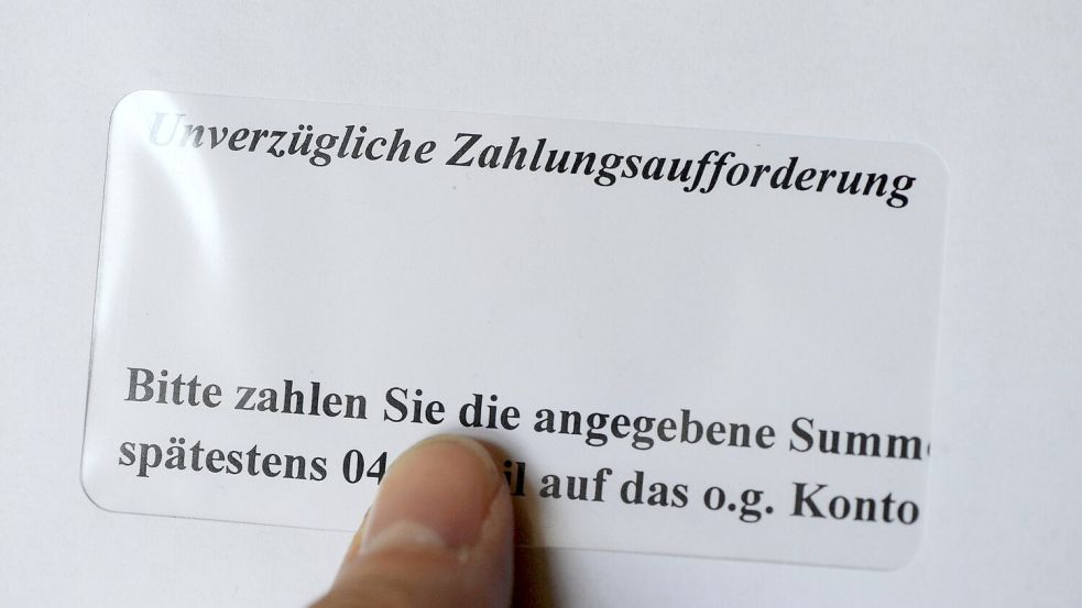 Angesichts gestiegener Lebenshaltungskosten geraten laut Wirtschaftsauskunftei Schufa mehr Menschen unter finanziellen Druck. (Symbolbild) Foto: Jens Kalaene/dpa-Zentralbild/dpa