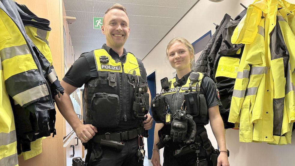 Polizeioberkommissar Tim Tecklenborg und Polizeikommissarin Finja Schmidt haben uns mit auf Streifenfahrten im Spätdienst bei der Polizei in Emden genommen. Fotos: Mona Hanssen