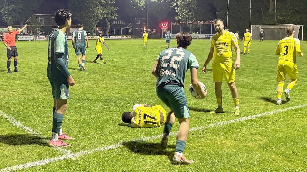 Manuel Suda (halbrechts in den hellen Schuhen) bestritt am Mittwoch in seiner alten Wirkungsstätte sein erstes Saisonspiel für Germania Leer. Foto: Niklas Homes
