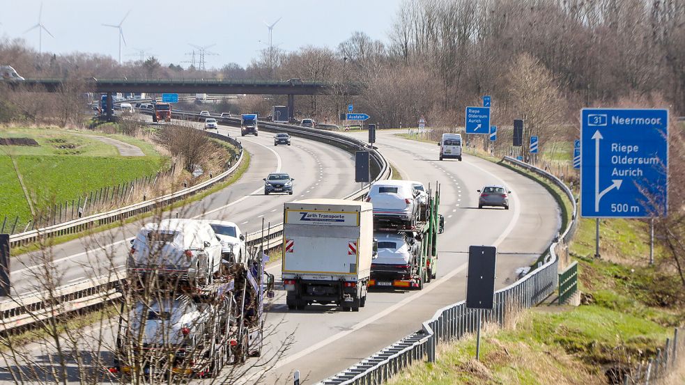 Die Autobahn zwischen Riepe und Emden-Ost wird in Fahrtrichtung Emden gesperrt. Foto: Romuald Banik