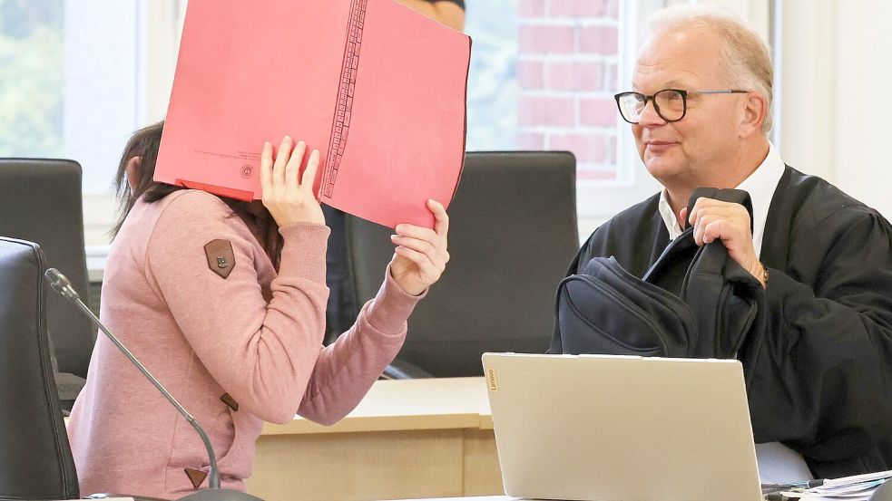 Die Angeklagte betritt den Gerichtssaal seit Monaten mit Fußfesseln und einem Aktendeckel vor dem Gesicht.  Foto: Bernd Wüstneck/dpa