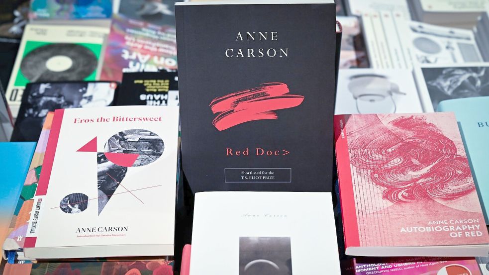 „Autobiography of Red“ gilt als größtes Werk der Kanadierin - hier zusammen mit dem Nachfolger „Red Doc“ und Carsons Essay „Eros the Bittersweet“.  Foto: Soeren Stache/dpa