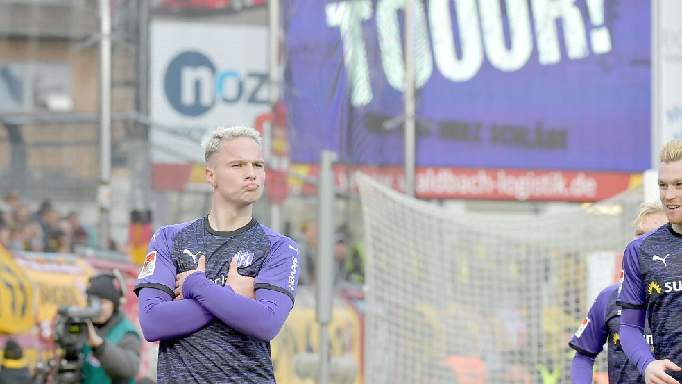 Nach einem 3:0 gegen Dynamo Dresden auf Platz 5 in der 2. Bundesliga: Der VfL und Torschütze Niklas Schmidt hatten am 15. Dezember 2019 allen Grund zur Zufriedenheit. Foto: Helmut Kemme