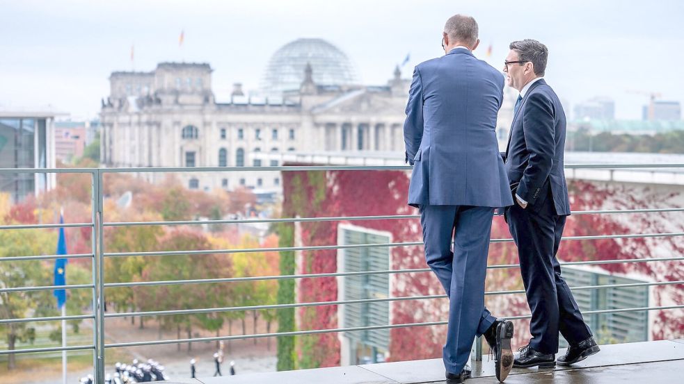 Beim Treffen mit seinem britischen Amtskollegen Andy Burnham sprach Kanzler Merz von einem historischen Tag.  Foto: Michael Kappeler/dpa