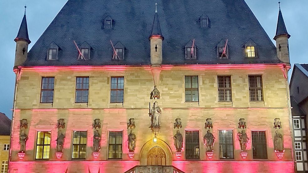 Das Rathaus Osnabrück wird pink beleuchtet zum Internationalen Weltmädchentag. Foto: Sigrid Schröder