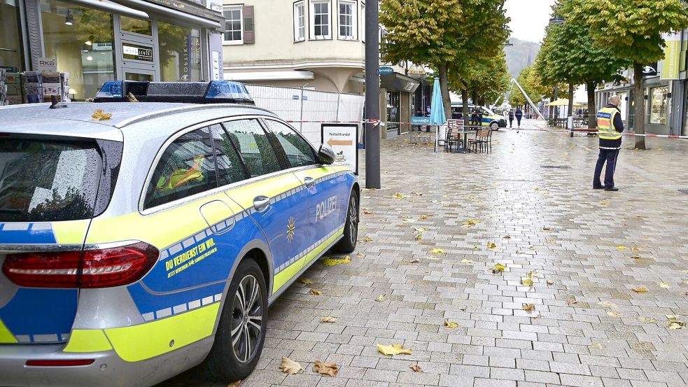 Die Polizei sperrte die Straßen rund um den Tatort weiträumig ab. Foto: Roland Sprich/dpa