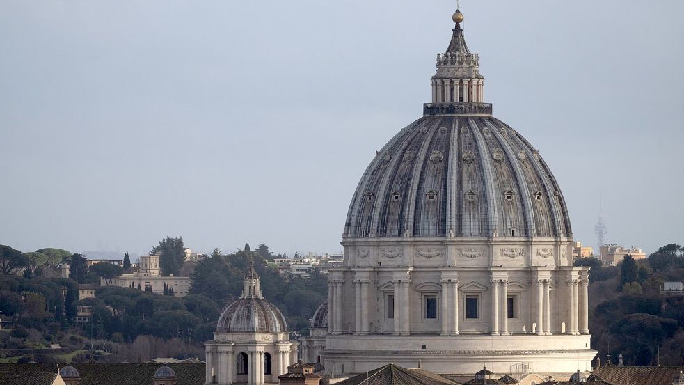 Michelangelo (1475-1564) ist eng mit dem Vatikan verbunden. Papst Julius II. beauftragte ihn 1508 mit der Ausmalung der Decke der Sixtinischen Kapelle. Später übernahm Michelangelo die architektonische Leitung des Petersdoms. (Archivfoto) Foto: Marijan Murat/dpa
