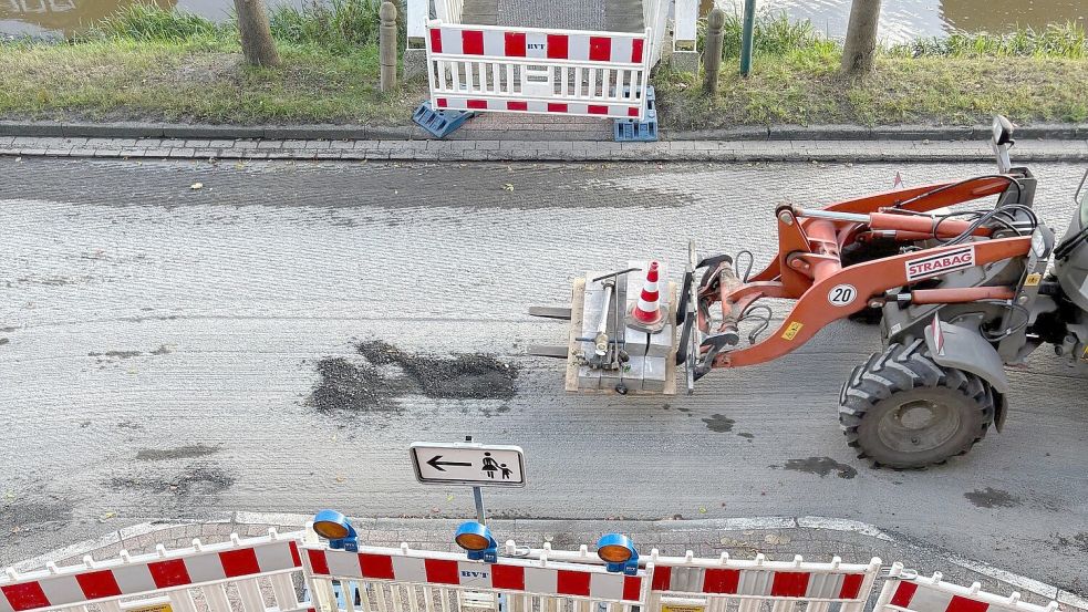 An diesem Donnerstag wurde die Fahrbahn am Untenende abgefräst. Foto: Dirk Hellmers