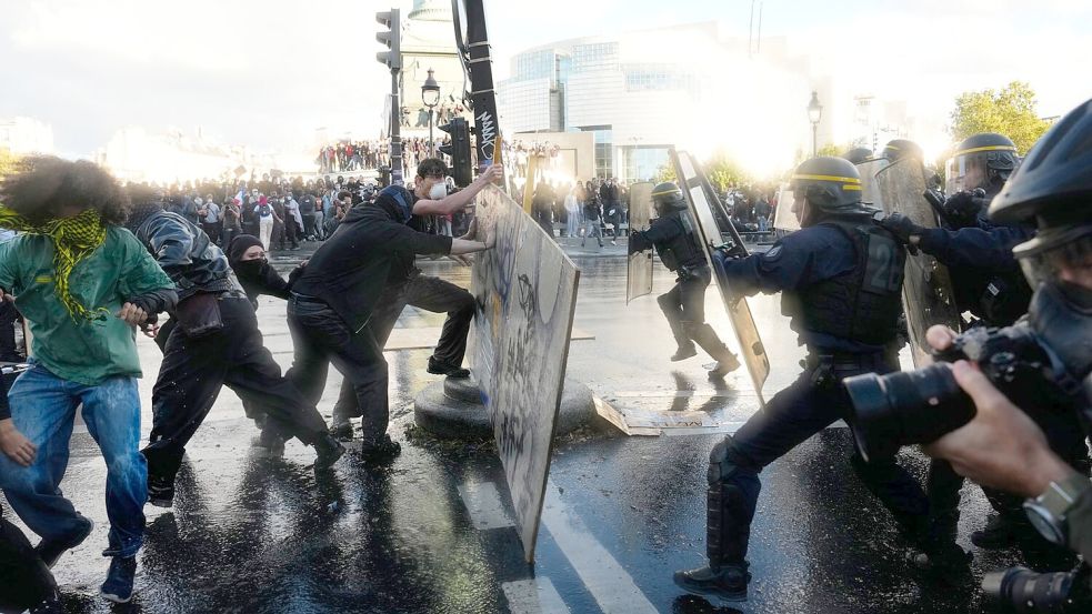 Die Schulproteste in Frankreich dauern an. Foto: Teresa Suarez/AP/dpa