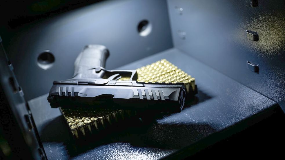 Schusswaffen und Munition müssen in Deutschland gesichert aufbewahrt werden. (Symbolbild) Foto: Silas Stein/dpa