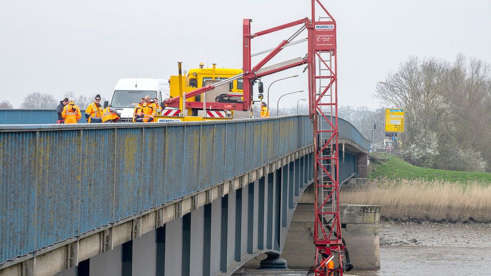 Die Ledabrücke in Leer wird wieder überprüft. Foto: Klaus Ortgies/Archiv