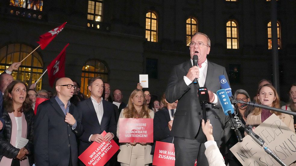 „Wir werden uns von den Rechtsextremisten und den Faschisten die Farben Schwarz Rot Gold niemals nehmen lassen“ – Boris Pistorius am Dienstagabend auf dem Berliner Bebelplatz. Foto: Imago / Political Moments
