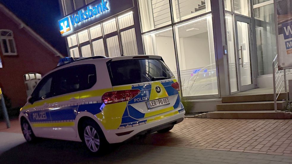 Einsatzkräfte der Polizei nahmen den Vorfall am Mittwochabend am Untenende in Rhauderfehn auf. Foto: privat