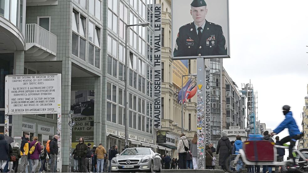 Bei Grabungen am Checkpoint Charlie wurden unter anderem Reste der alten Grenzanlage gefunden. (Archivbild) Foto: Michael Brandt/dpa