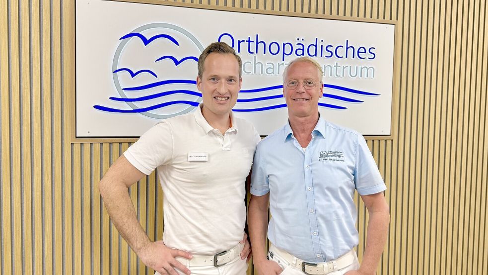 Dr. Jan Gravemann und Dr. Fabian Freudenthaler aus dem Orthopädischen Facharztzentrum in Norden rechnen ab 2027 mit noch längeren Wartezeiten für Kassenpatienten: „Mindestens ein halbes Jahr.“ Foto: privat