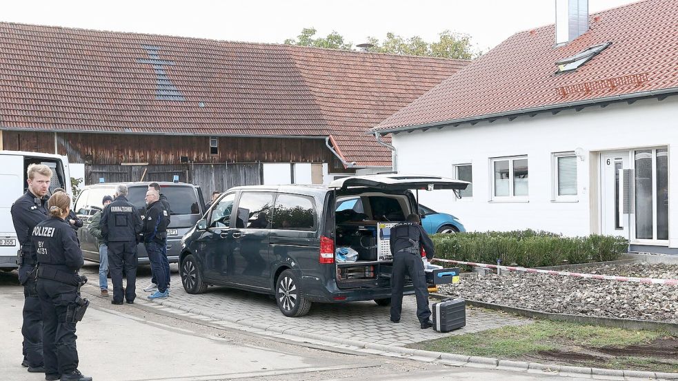 Am Tatort werden Spuren gesichert. Foto: Daniel Löb/dpa