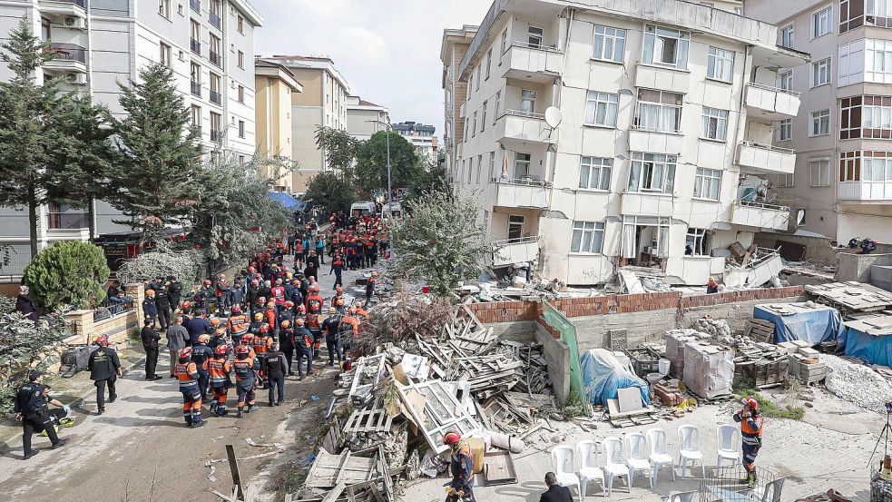 Im Bezirk Maltepe ist ein Wohnhaus mit sieben Stockwerken eingestürzt. 14 Menschen können aus den Trümmern gerettet werden - fünf sterben.  Foto: Abdullah Tepeli/Dia Photo/AP/dpa