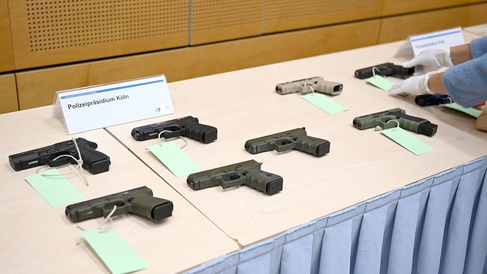 Die Polizei hat mehrere Schusswaffen sichergestellt. Foto: Federico Gambarini/dpa