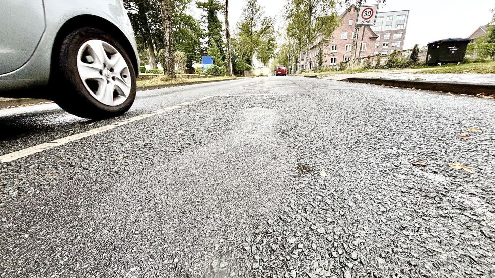 Die Asphaltschicht der Edzardstraße in Leer wird in einem Abschnitt erneuert. Foto: Klaus Ortgies