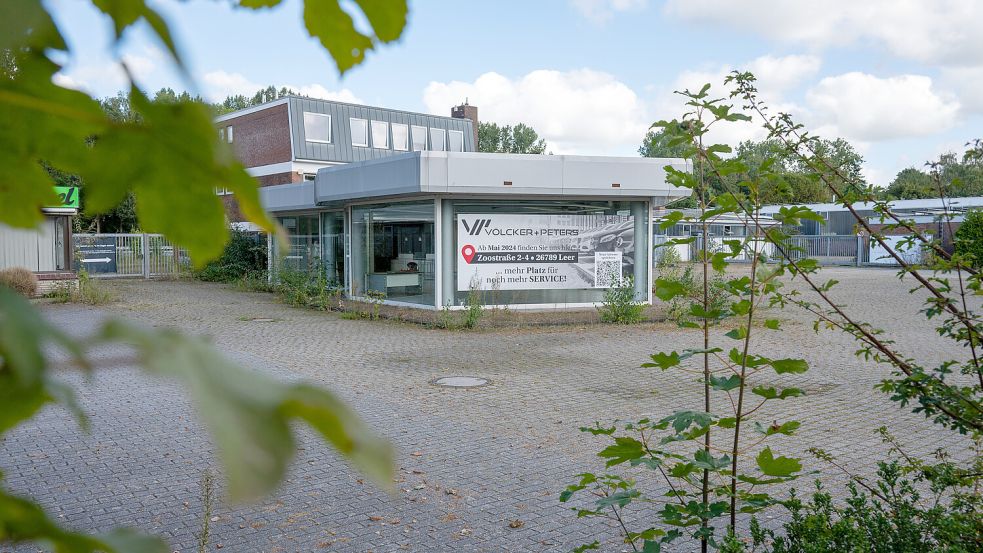 Im Mai 2024 ist das Unternehmen Völcker und Peters nach Logabirum umgezogen. Seitdem stehen die Gebäude am Burfehner Weg leer. Foto: Klaus Ortgies