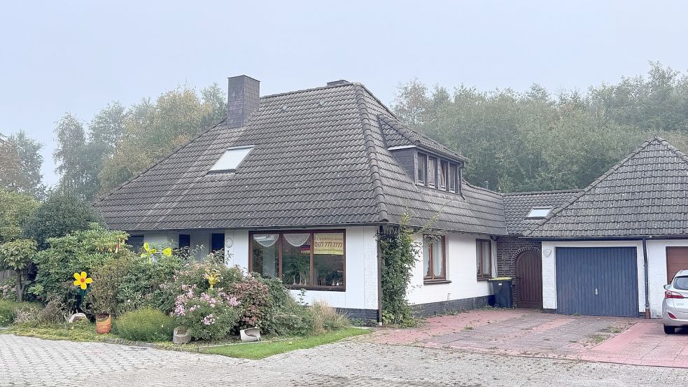 Um dieses Haus an der Rüskesiedlung in Münkeboe geht es. Foto: Holger Janssen