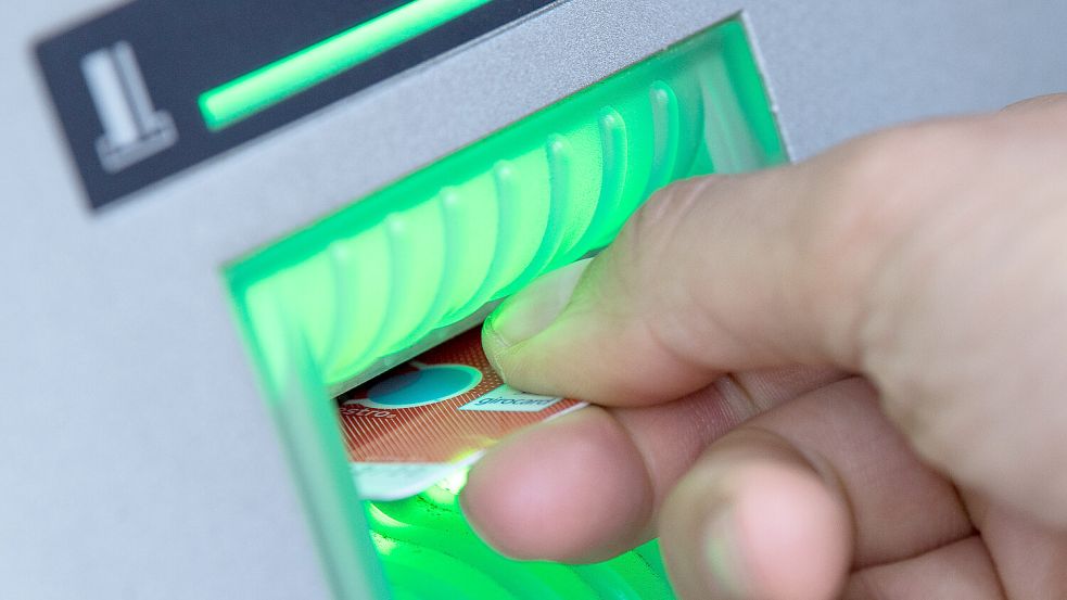 Mit der Karte einer ahnungslosen Seniorin hob der Angeklagte Geld ab. Die Frau hatte die Geheimzahl auf der Karte notiert. Symbolfoto: Fabian Sommer/dpa