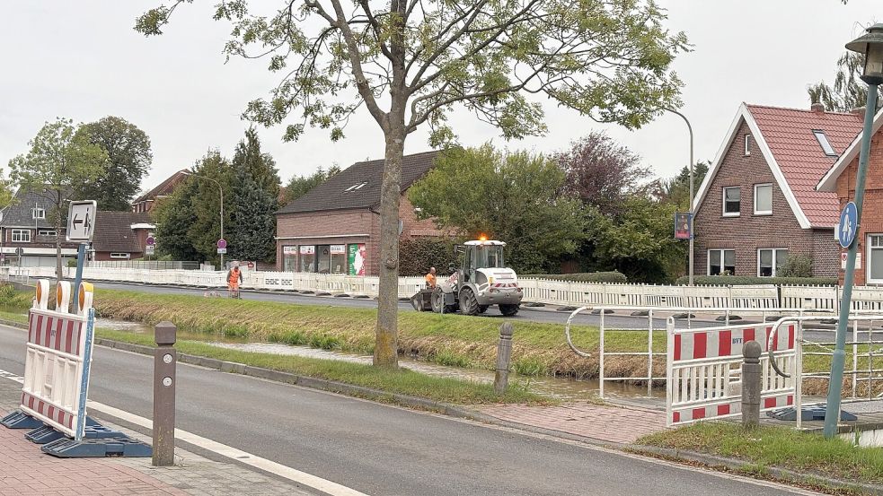 Am Freitag standen die Asphaltarbeiten auf dem Untenende an. Foto: Dirk Hellmers