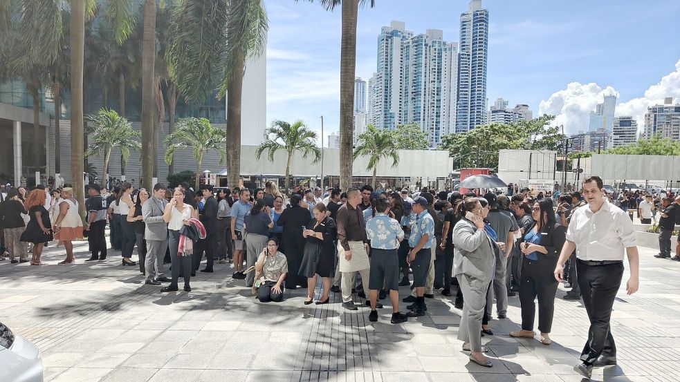 Menschen versammeln sich nach dem schweren Beben im Freien. Foto: Li Jiaxu/XinHua/dpa