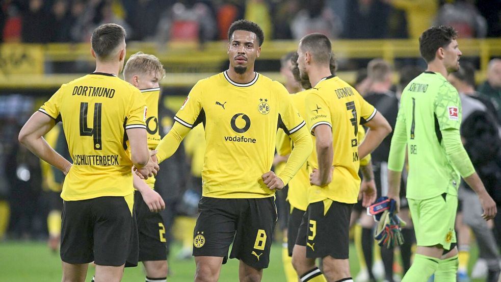 Felix Nmecha (M) und Borussia Dortmund haben gegen Werder Bremen spät zwei Punkte verschenkt.  Foto: Bernd Thissen/dpa