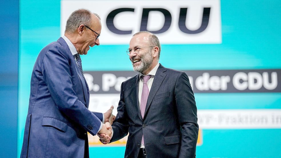 Auch CSU-Politiker Manfred Weber - hier mit CDU-Chef Friedrich Merz - befeuert vor einer CDU-Präsidiumsklausur die Debatte um den Kurs zur AfD. (Archivfoto) Foto: Kay Nietfeld/dpa