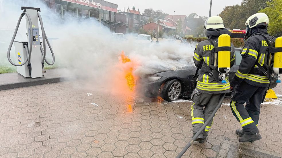 Atemschutzgeräteträger löschten das brennende Auto. Foto: Hilko Eiben (Feuerwehr Aurich)