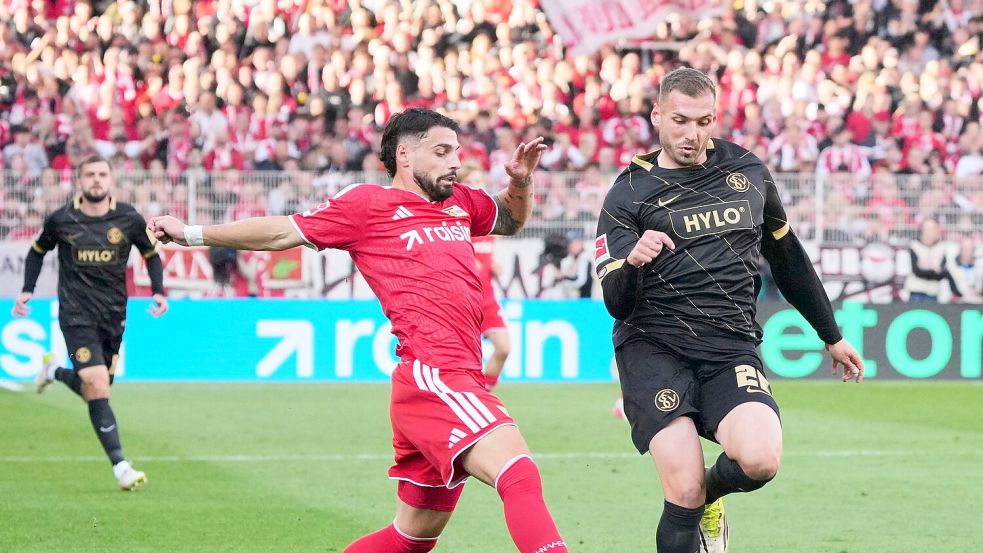 Offensiv taten sich beide Teams schwer.  Foto: Soeren Stache/dpa
