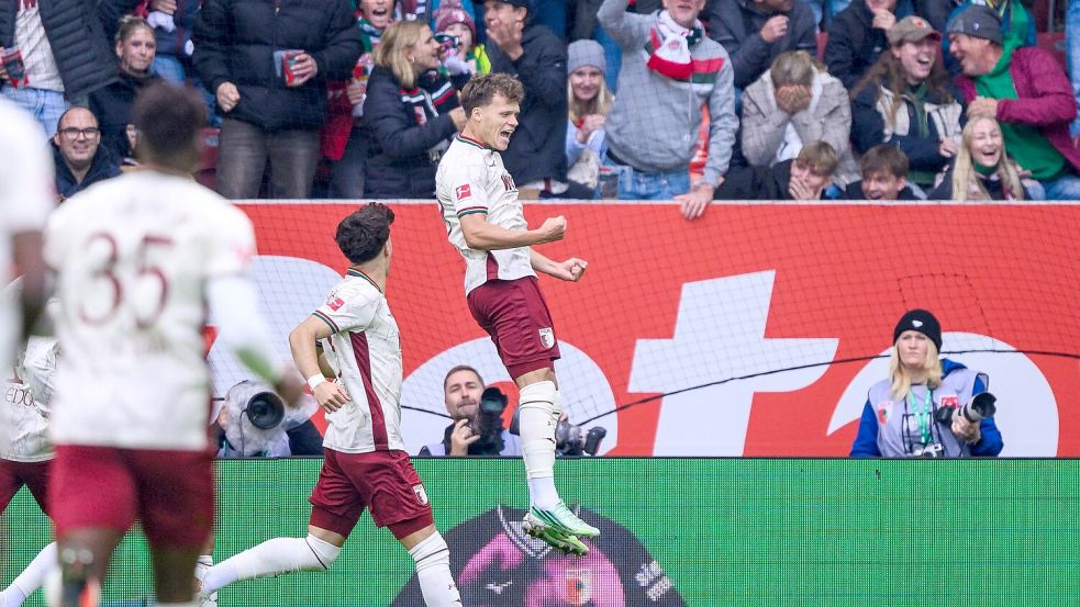 Robin Fellhauer (FC Augsburg) jubelt über das schnellste Tor der Bundesliga-Geschichte. Foto: Tom Weller/dpa