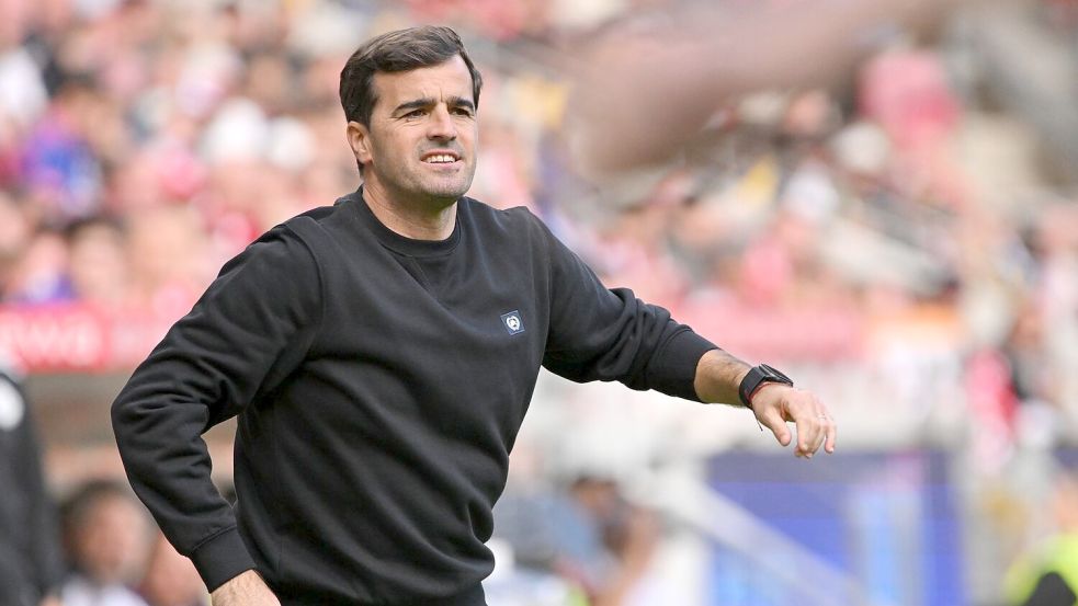 Musste bis zum Ende zittern: Bayer-Coach Carles Martínez Foto: Torsten Silz/dpa